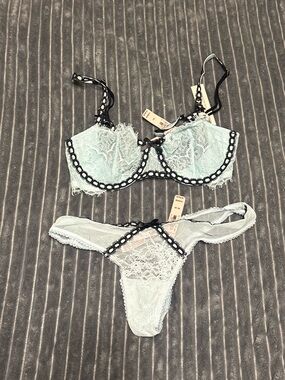 Victorias secret dream angels NWT Aqua Lace Bra 32C & xs Thong with Black Trim